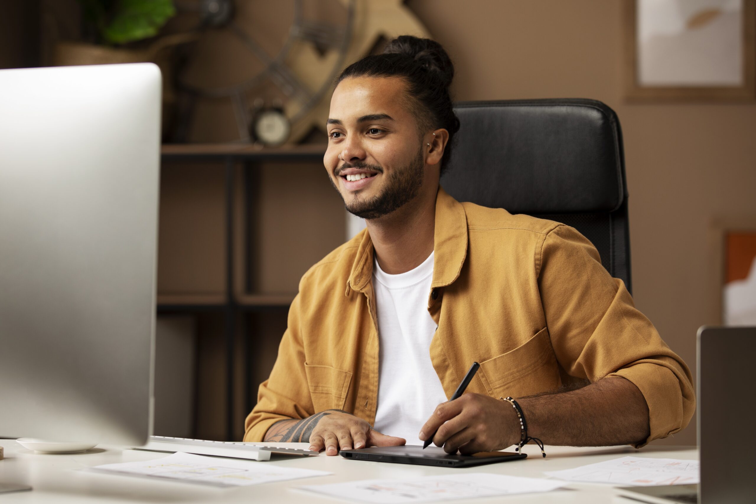 medium-shot-smiley-man-working-desk